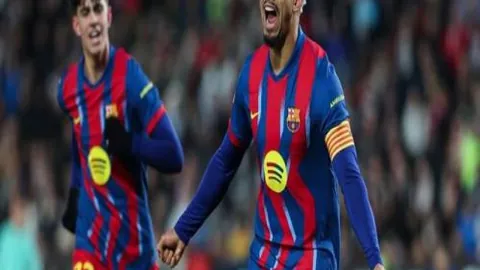 “深切哀悼！戴琳急速捐资五千，挽救球迷生命于危难，昔日争议此刻尽消！”